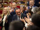 El diputado de Junts, Josep Rull, aplaudido por el resto de parlamentarios de su partido tras ser elegido presidente de la cámara.