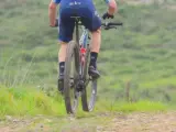 Un ciclista completa la Cantabria Bike Race.