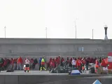 Decenas de migrantes son atendidos por los equipos de Emergencias de Canarias, en el Puerto de La Estaca, a 23 de enero de 2023, en El Hierro, Santa Cruz de Tenerife, Tenerife, Canarias (España).