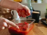 Con un ingrediente que todos tenemos por casa puedes cambiar el pH de la salsa de tomate y hacerla mucho m&aacute;s agradable al paladar.