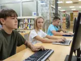 Estudiantes utilizando los equipos informáticos del colegio.