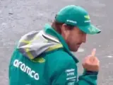 Fernando Alonso le hace una peineta a Pedro de la Rosa durante la retransmisión de DAZN en Canadá