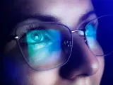 Una joven usando las gafas que filtran la luz azul