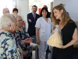 La consejera de Familia, Juventud y Asuntos Sociales, Ana Dávila, durante una visita en una residencia de mayores.