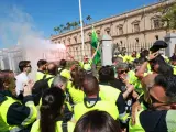 Los trabajadores de Acerinox durante la concentración, a 11 de abril de 2024, en Sevilla, Andalucía (España).
