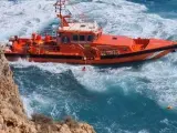 Rescate de tres menores arrastrados por el mar en unas calas de Almería.