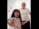 Una abuela y su nieta recreando una parodio en X.