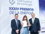 Clara Pinar recoge el Premio Energía Competitiva y Sostenible de manos de Santiago Gómez, presidente de Appa Renovables.
