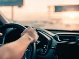 Una persona conduciendo en el coche