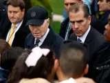 El presidente de EE.UU. Joe Biden y su hijo Hunter Biden hablan con los invitados durante la Casa Blanca Easter Egg Roll en el Jardín Sur el 01 de abril de 2024 en Washington, DC.