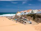 Portugal está lleno de sorpresas y lugares únicos esperando a ser descubiertos. El país vecino recibe una gran cantidad de turistas provenientes de España, y aunque los principales destinos suelen ser las ciudades de Lisboa y Oporto, la nación lusa esconde otros muchos lugares dignos de visitar.