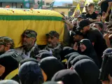 Simpatizantes de Hizbulá lloran sobre el féretro de un militante del partido el pasado 4 de junio.