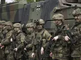 Soldados de las fuerzas alemanas, Bundeswehr, delante de un vehículo militar Boxer.