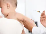Un bebé recibe una dosis de vacunación.
