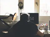 Un hombre trabajando delante de un ordenador.