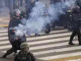 Un policía lanza gases a los manifestantes frente al Congreso de Argentina.