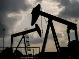 Se prevé un superávit importante de petróleo esta década a medida que la demanda alcanza su pico, dice la AIE.