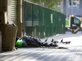 Una persona sin hogar durmiendo en la calle, en Barcelona.