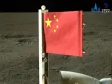 Una bandera nacional china llevada por el módulo de aterrizaje de la sonda Chang'e-6 se despliega en la cara oculta de la Luna.
