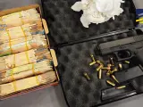 Dinero en efectivo y armas incautadas en la Operación Adriática