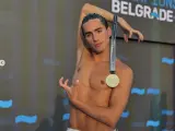 Dennis González posando con su medalla de oro en su Instagram.