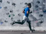 Un hombre practicando running.