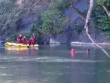 Varios medios de rescate y emergencia, entre los que se encuentra un helicóptero, buscan desde la tarde de este jueves un menor que ha desaparecido mientras se bañaba en el río Júcar, en el término de Alzira (Valencia).