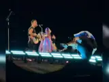 Coldplay interrumpe su concierto tras la caída de un fanático