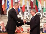 Mario Draghi recoge el premio Carlos V de manos de Felipe VI.