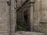 Esta calle de Ourense est&aacute; cerrada con una verja.