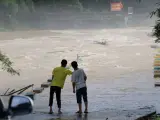 Dos jóvenes observan las inundaciones en la ciudad de Liuzhou.
