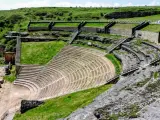 Una de las ciudades romanas m&aacute;s importantes de Hispania la encontramos en la provincia de Burgos. Bajo el nombre de Clunia, este yacimiento nos espera con un incre&iacute;ble teatro, mosaicos y restos de otros muchos edificios como termas y viviendas.