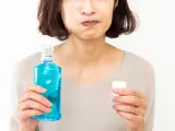 El enjuague bucal es desinfectante y antiinflamatorio de las encías.