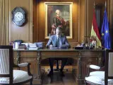La Casa del Rey ha difundido una serie de fotos y un vídeo del rey Felipe VI, en su despacho, con motivo del décimo aniversario de su llegada al trono.