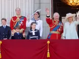 La esperada foto de los reyes Carlos y Camilla, junto a los príncipes de Gales y sus hijos, en el balcón de Buckingham Palace.