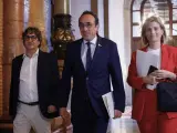 El presidente del Parlament, Josep Rull (c) se dirige junto a los vicepresidentes Raquel Sans (d) y David Pérez (i) a la primera reunión de la Mesa de la cámara catalana.
