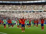 Los jugadores de la selección española agradecen el apoyo a la afición tras el partido ante Croacia.