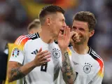 Munich (Germany), 14/06/2024.- Toni Kroos (L) and Thomas Mueller of Germany celebrate winning the UEFA EURO 2024 group A match between Germany and Scotland in Munich, Germany, 14 June 2024. (Alemania) EFE/EPA/MARTIN DIVISEK GERMANY SOCCER