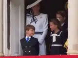 El príncipe Louis, bailando en el balcón de Buckingham Palace.