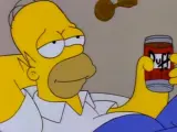 Homer Simpson, disfrutando de una lata de cerveza Duff.