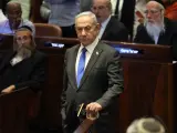 El primer ministro israelí, Benjamin Netanyahu (centro), asiste a la votación plenaria de la Knéset sobre la ley de reclutamiento ultraortodoxo para el servicio militar.