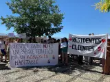 Manifestantes en la concentración contra los pisos turísticos del Albaicín de Granada.