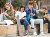 Adolescentes con sus dispositivos móviles