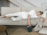 Si asociamos el sofá a una actividad relajante, como leer o escuchar música, podemos condicionar nuestro cerebro a asociar el mueble con el descanso y caer dormidos.