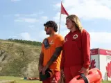 Dos socorristas en una playa de Vizcaya donde ondea una bandera roja.