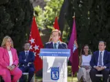 El alcalde de Madrid, José Luis Martínez-Almeida, en el acto de conmemoración del primer año de Gobierno municipal junto a la primera teniente de alcalde, Inma Sanz, y el segundo teniente de alcalde, Borja Carabante.