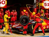 El Ferrari número 50 haciendo un cambio de neumáticos en las 24 Horas de Le Mans.