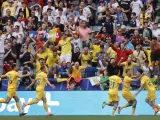 Los jugadores de la selecci&oacute;n rumana celebran uno de los goles ante Ucrania.