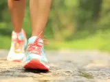 Caminar a diario aporta múltiples beneficios a la salud del organismo, pero si además lo hacemos de una forma concreta y tomando conciencia de ello aumentaremos la eficacia de este tipo de ejercicios.