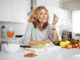 Mujer comiendo fruta.